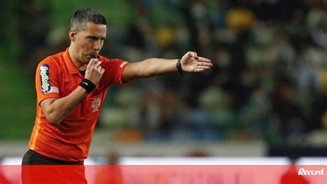 nomeações árbitros liga bwin|Já são conhecidos os árbitros nomeados para os jogos da 17.